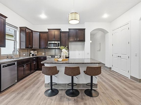 5th image of 636 Carriage House # 30