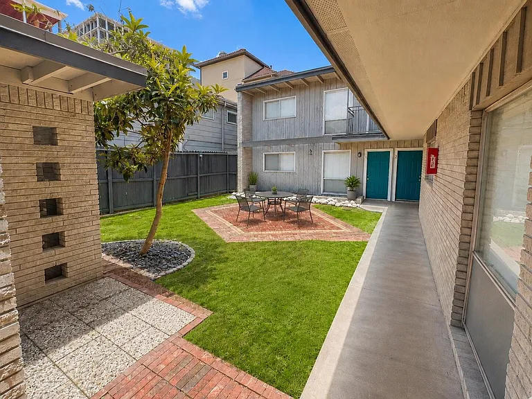 2414 Mimosa Dr #7 — Photo 2