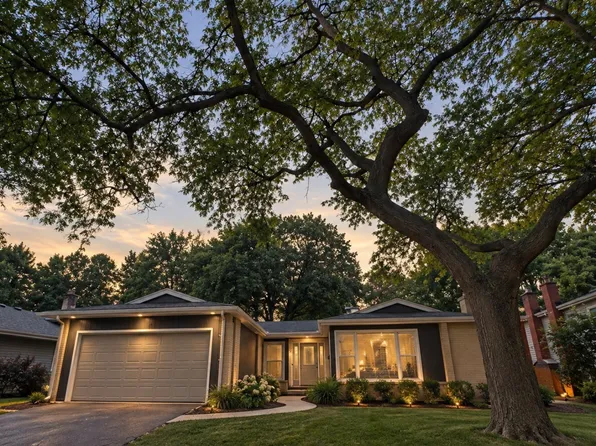 1413 Swallow St, Naperville, IL 60565