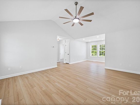3rd image of 425 Griggs Rd
