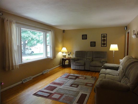 4th image of 2404 Hawthorne Ave