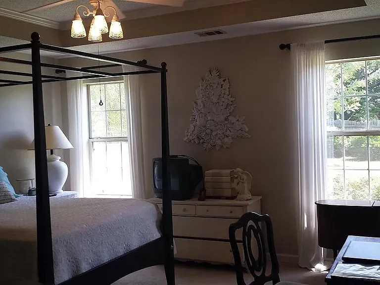 114 Mayfair Cir — Photo 10