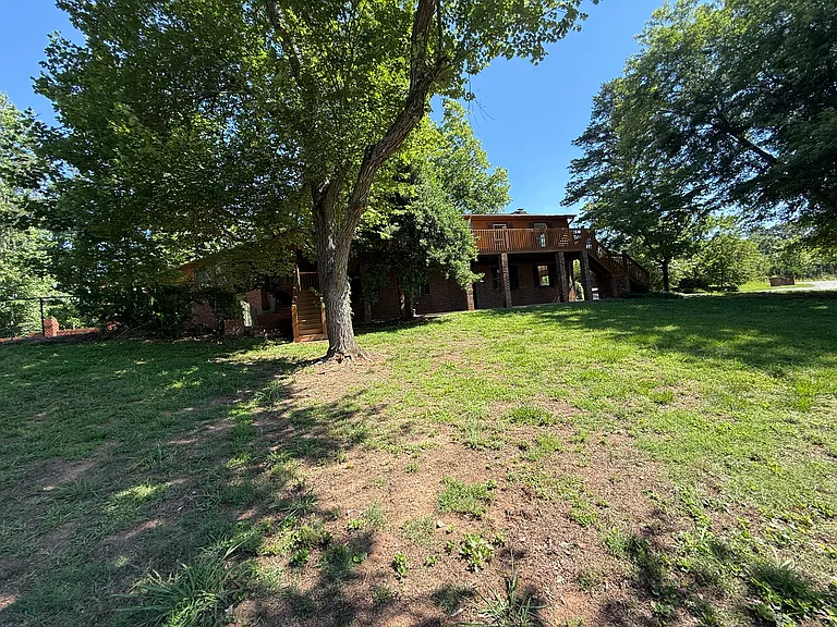 400 Emerald Dr — Photo 4