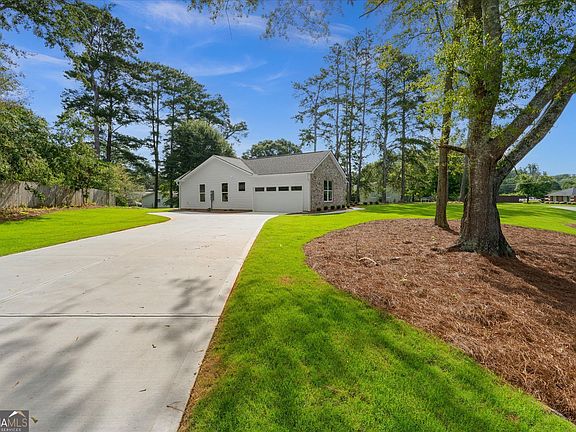 2nd image of 10 Colonial Dr