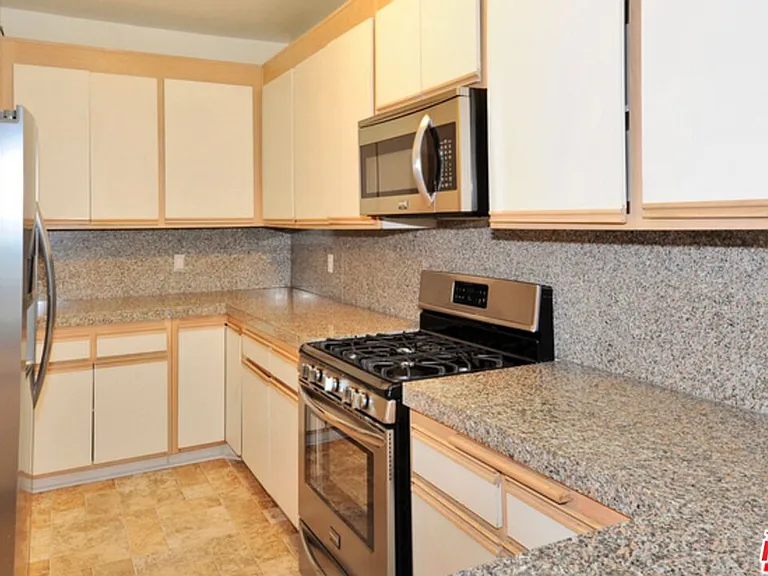 2222 N Beachwood Dr #302 — Photo 5