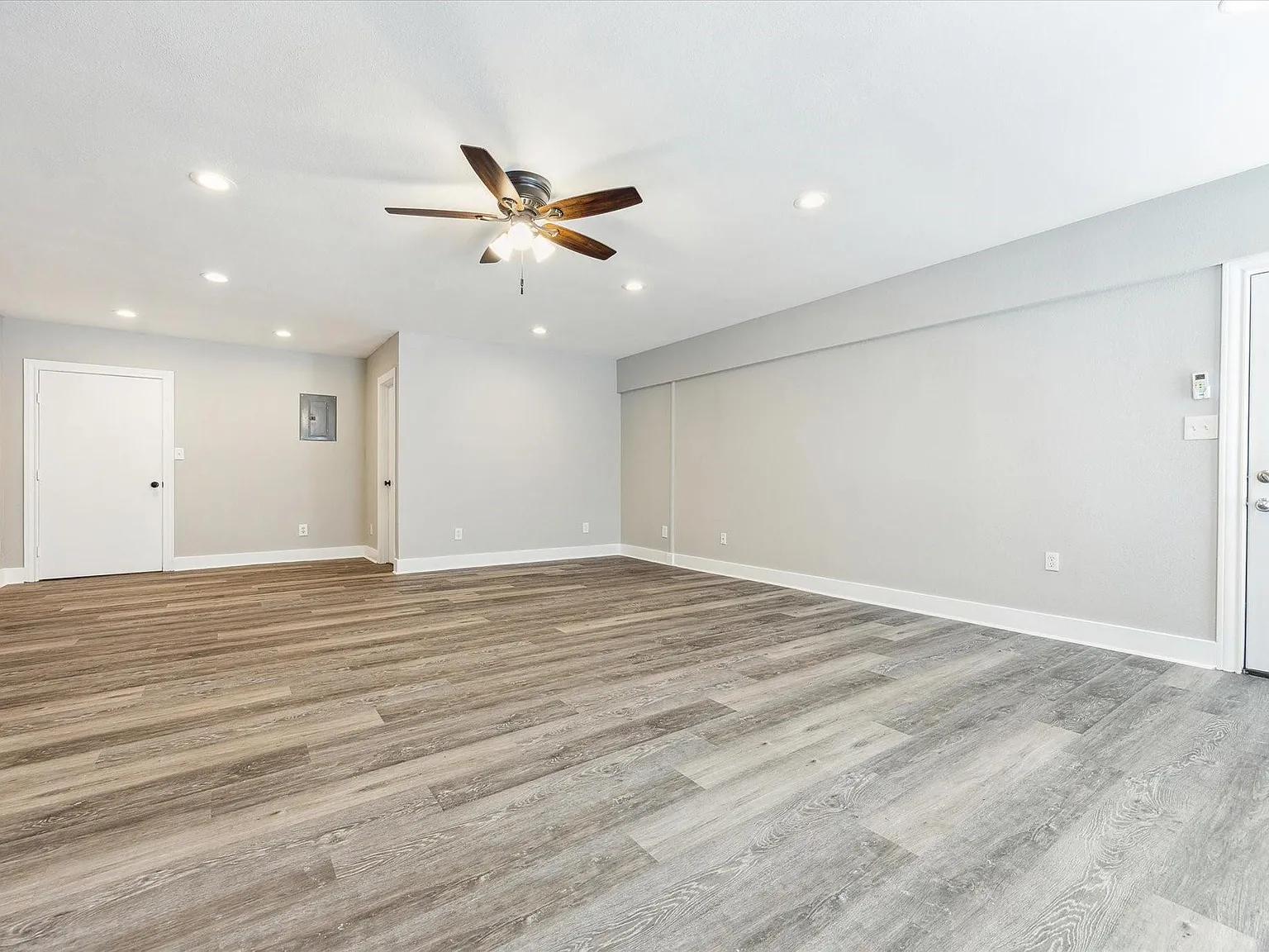 Studio, 1.0 bath, 350 sqft, $895 — Photo 3