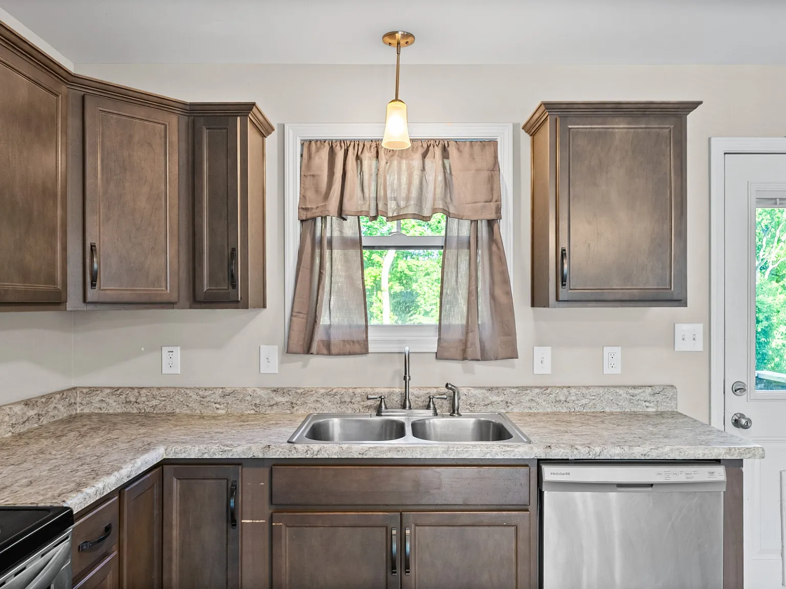 2 bed, 1200 sqft, $1,600 — Photo 3