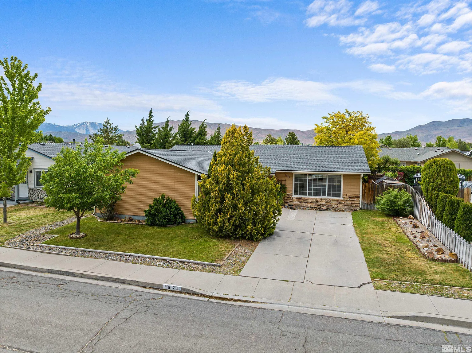 1574 Spooner Dr photo 1