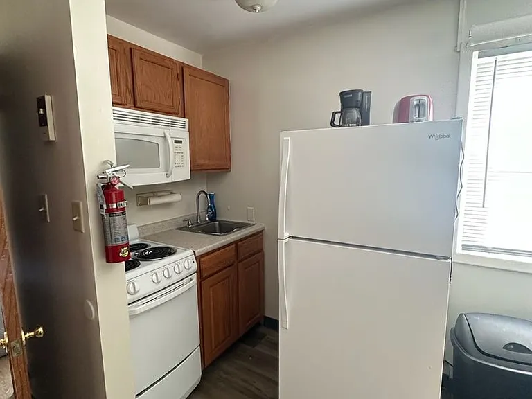 383 College Street — Photo 5