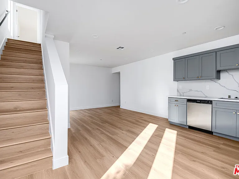 10801 Kling St — Photo 25