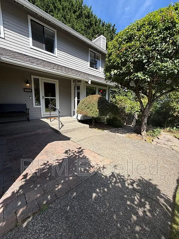 5 bed, 3.5 bath, 3510 sqft, $4,200 — Photo 3