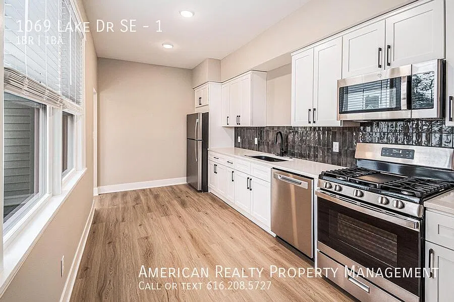 1069 Lake Dr SE — Photo 2