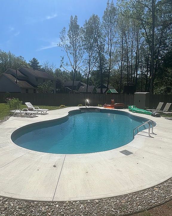 1st image of 10 Queens Ln