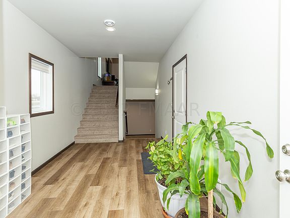 3rd image of 400 Hampton Dr W