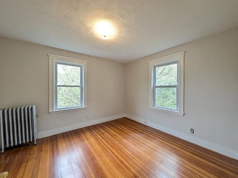 14 Montgomery St — Photo 10
