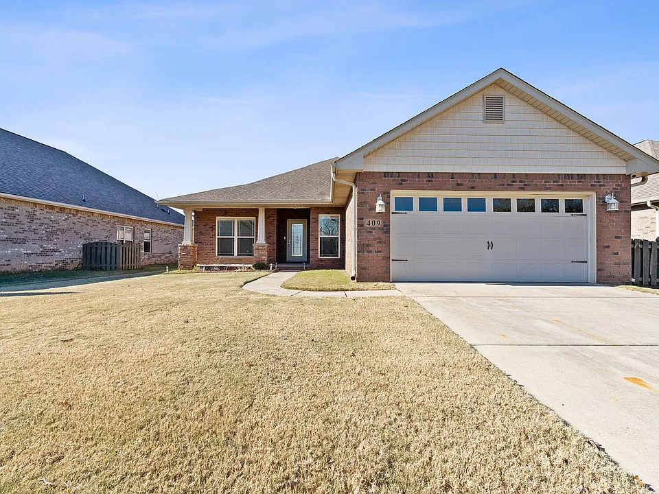 409 E Mossyleaf Dr SW