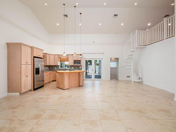 5th image of 118 1st St