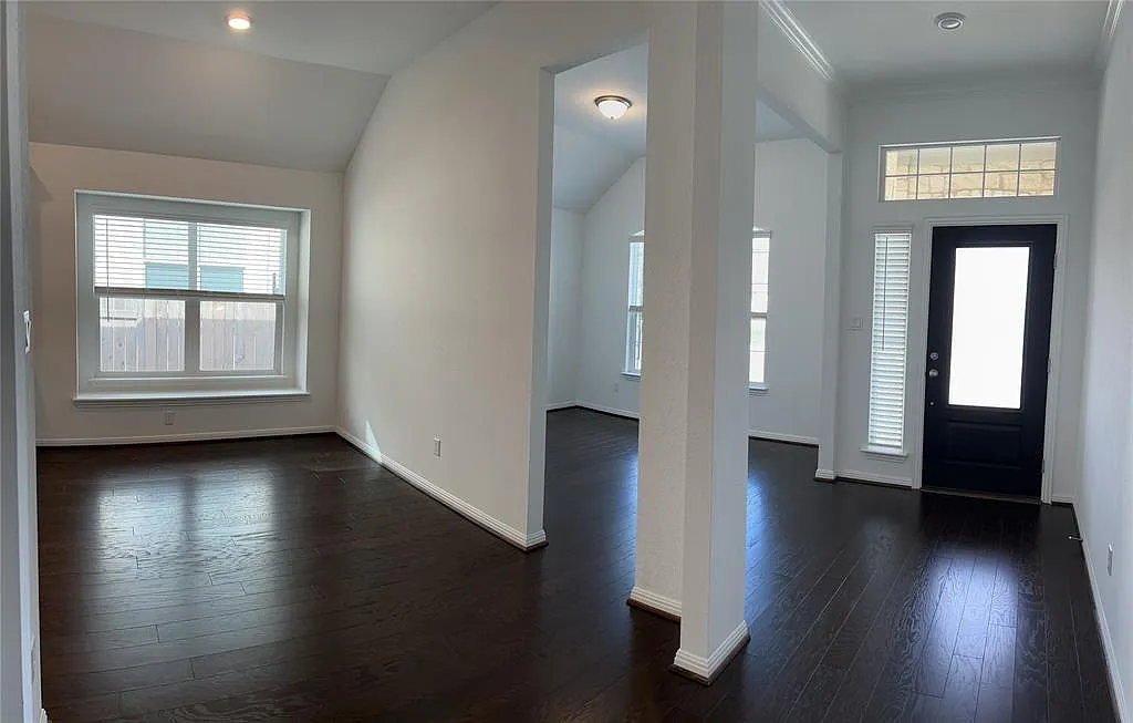 3 bed, 2.0 bath, 2046 sqft, $2,100 — Photo 3