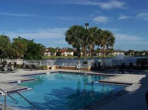The Colonnades Condominium — Photo 3