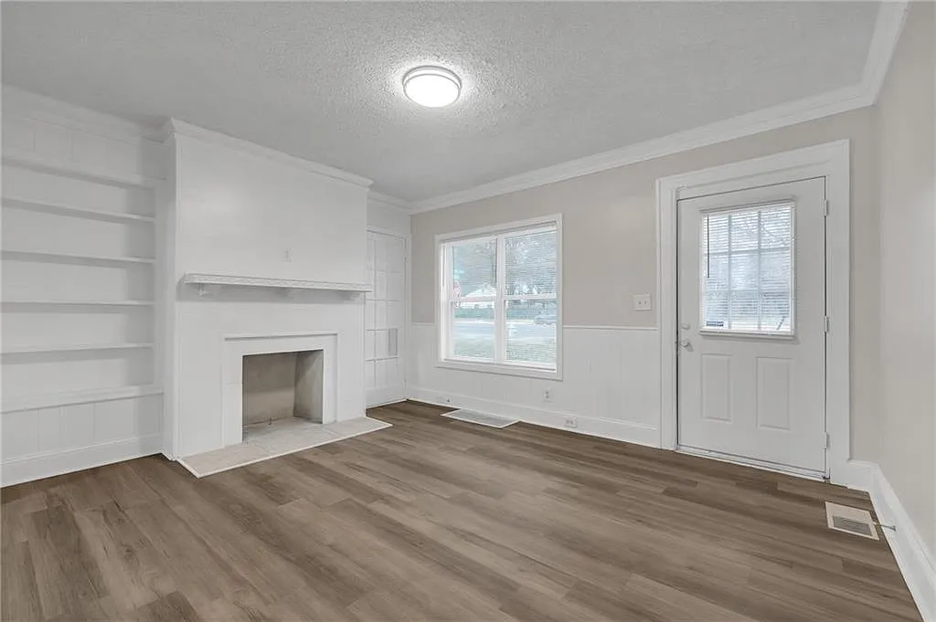 3 bed, 2.0 bath, 1295 sqft, $2,000 — Photo 4