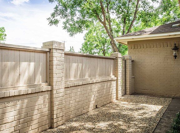 4th image of 3203 Durant Dr