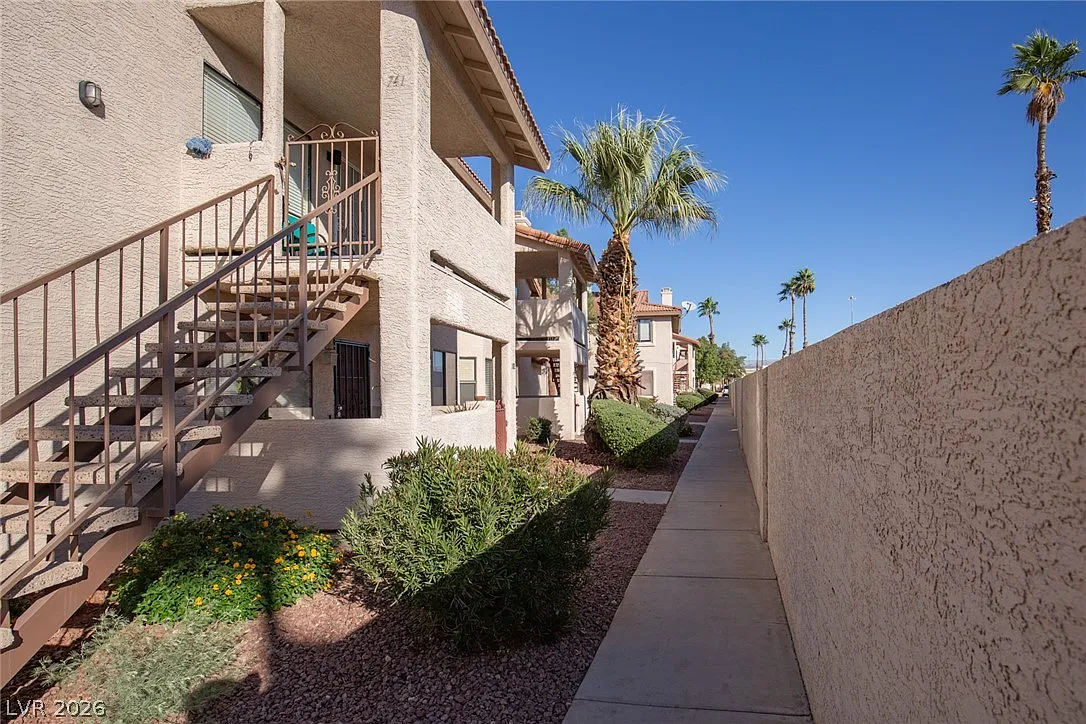 2 bed, 2.0 bath, 912 sqft, $1,395 — Photo 3