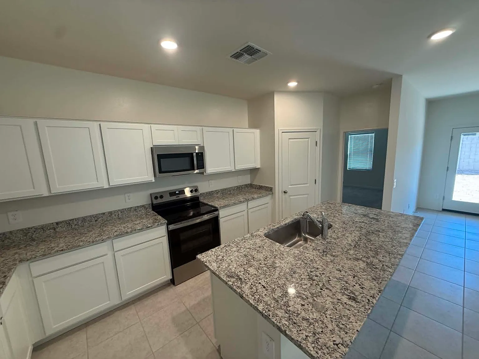 4 bed, 1912 sqft, $2,350 — Photo 3