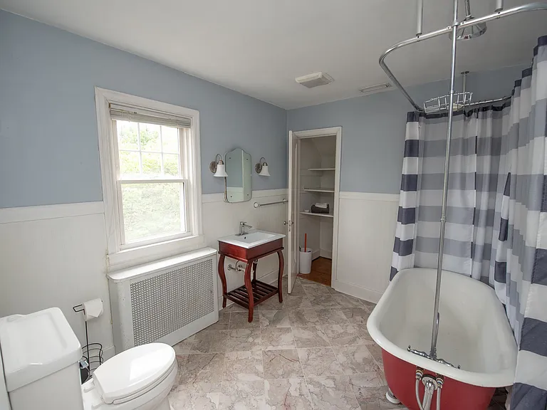 625 Robinson St — Photo 8