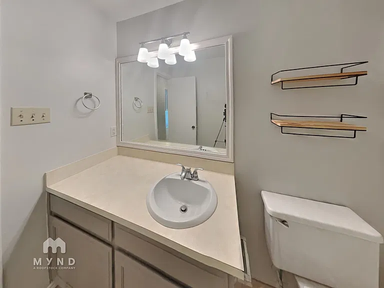 303 N Eastern St #B — Photo 20