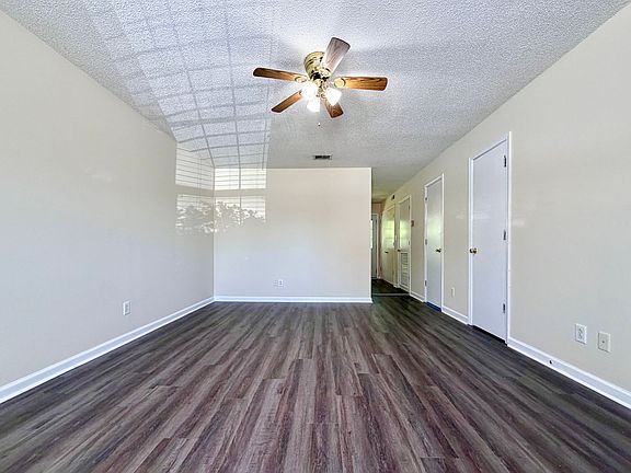 5th image of 3289 Tower Dr APT B