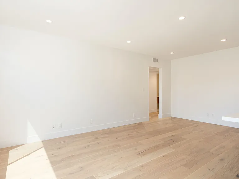 2811 3rd St #8 — Photo 5
