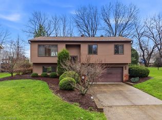 9415 Lawnfield Dr, Twinsburg, OH