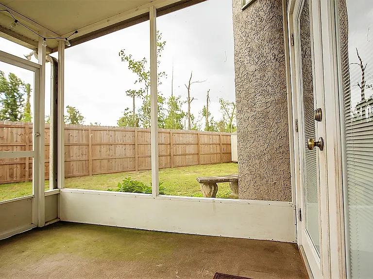 301 Lakeside Dr — Photo 3