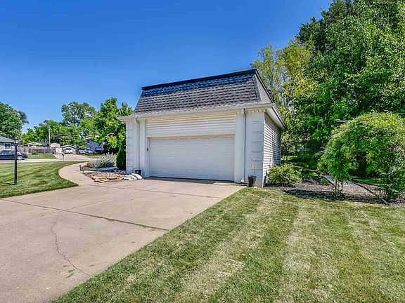 4th image of 1861 Circle Dr