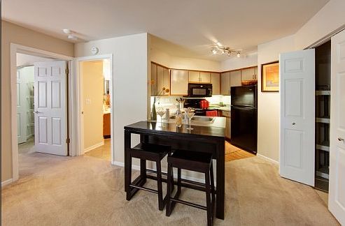 5th image of 1511 Westminster Dr APT 101