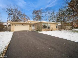 1151 Walden Ln, Deerfield, IL 60015
