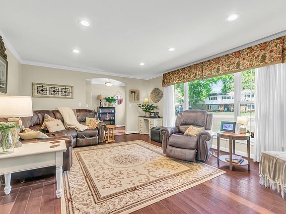 5th image of 10 Seabury Dr
