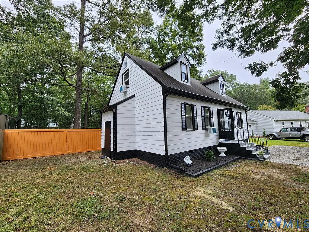 4 bed, 2.0 bath, 1324 sqft, $2,400 — Photo 2