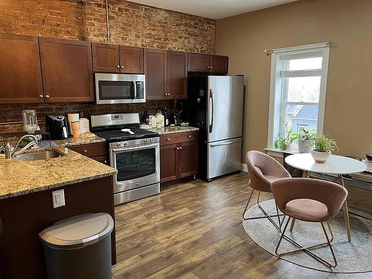 419 N Queen St — Photo 8