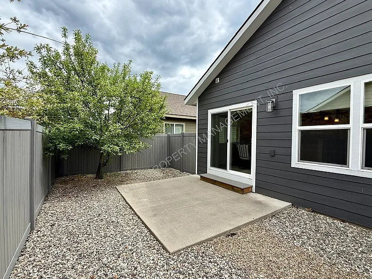 1616 Mosshart St — Photo 6