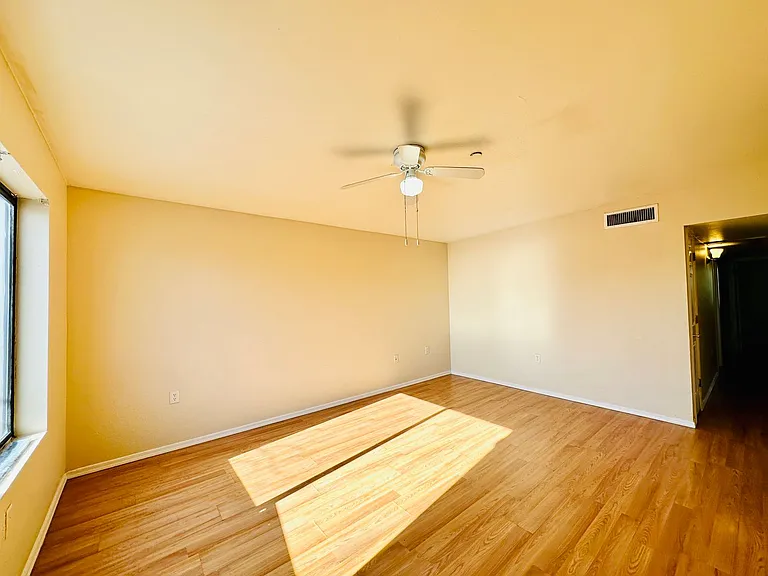 Elm309-311 — Photo 15