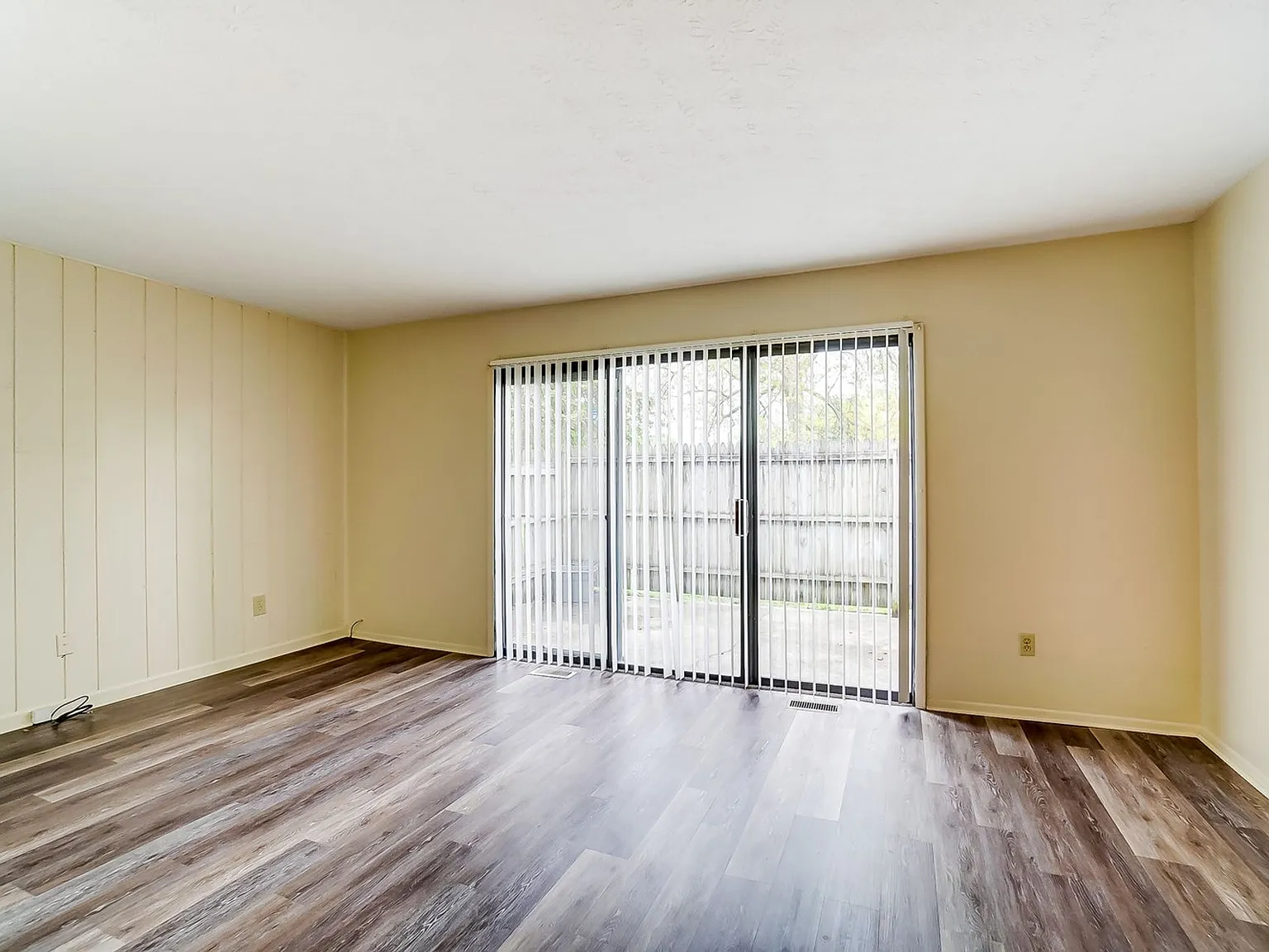 545 - Livingston Commons — Photo 4