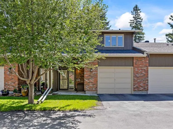 10001 W Brookpark Blvd SW #12, Calgary, AB T2W 3E3