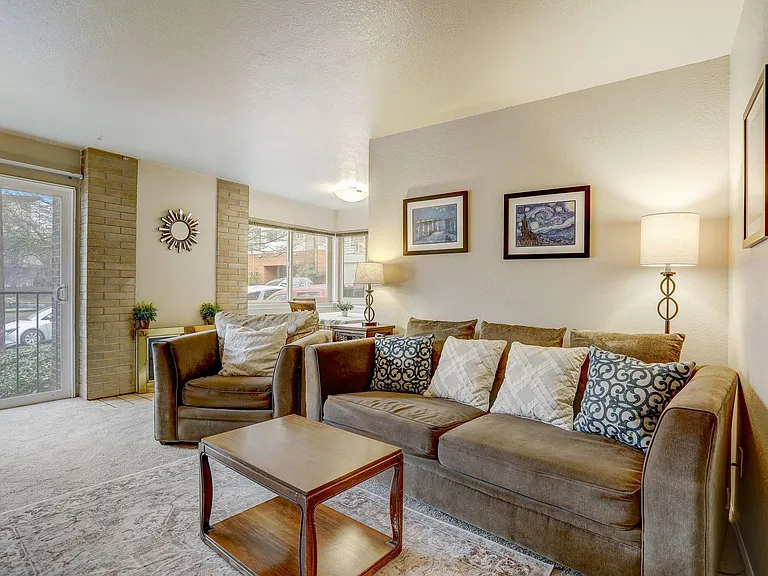 East Thomas Suites — Photo 25