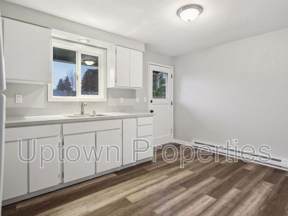 2nd image of 1374 SE Cedar St APT 1