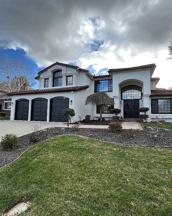 1st image of 220 Crestridge Dr