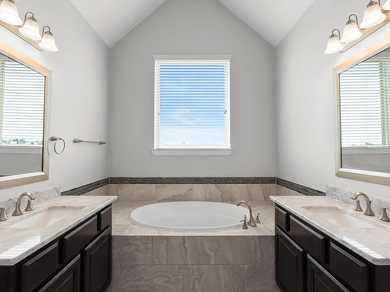 702 N Shepherd Dr — Photo 12