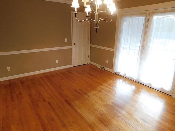 4th image of 1016 White Oak Dr