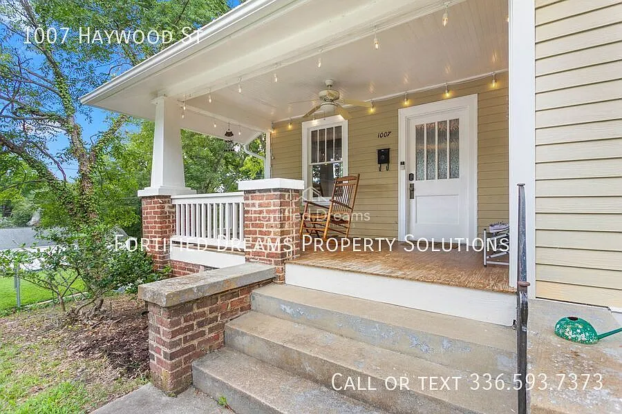 Charming Furnished Craftsman Bungalow, Rocking-Chair Porch, Near Downtown Greensboro & UNCG — Photo 3