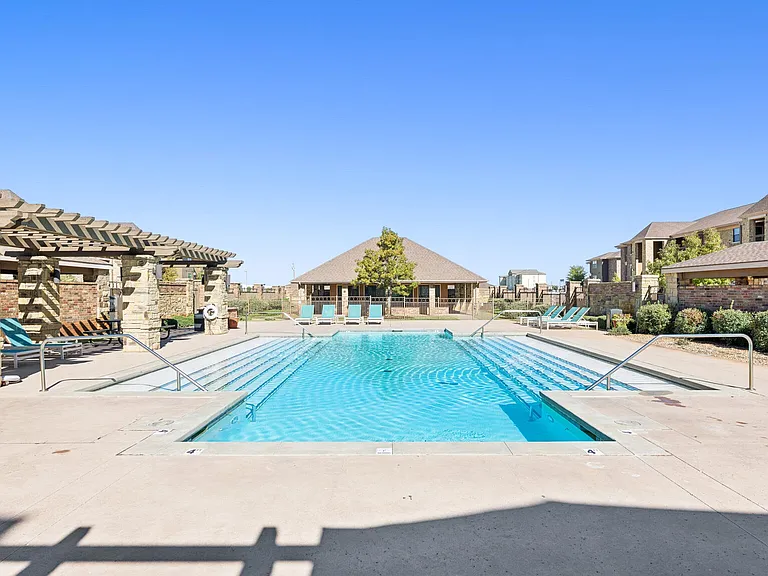 Anatole on MacArthur Resort-Style Pool